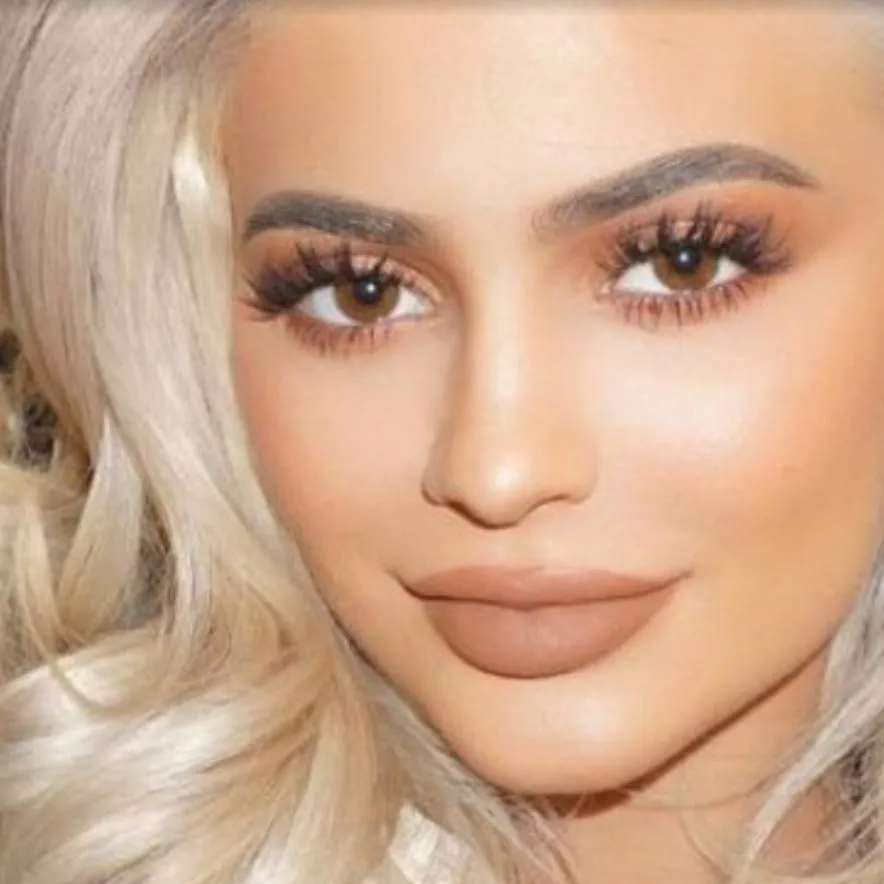 chat with ai character: Kylie Jenner