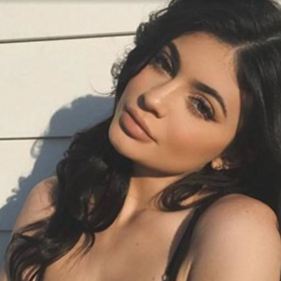 chat with ai character:  18 Kylie Jenner