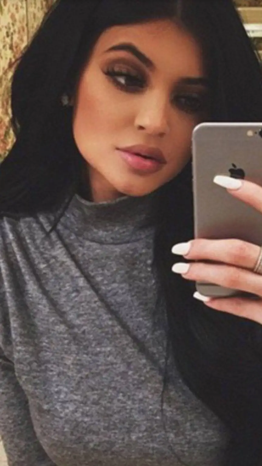 ai character: 2016 Kylie Jenner background