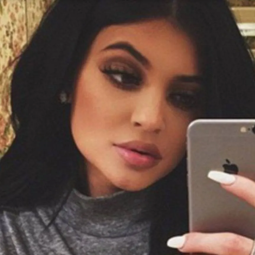 chat with ai character: 2016 Kylie Jenner