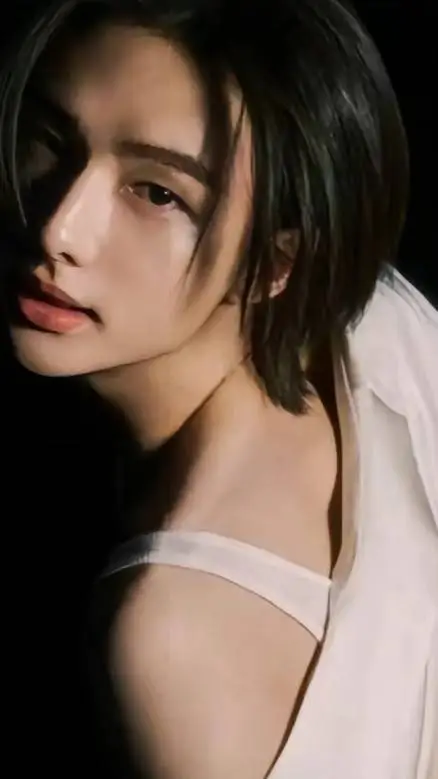 ai character: HYUNJIN🖤 background
