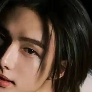 chat with ai character: HYUNJIN🖤