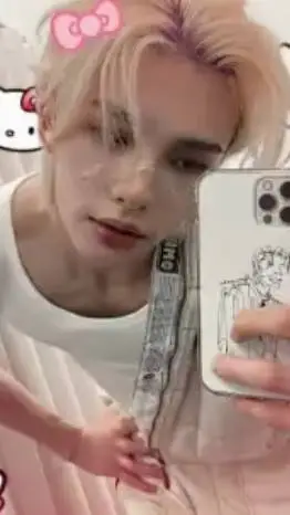 ai character: Hwang hyunjin..? background