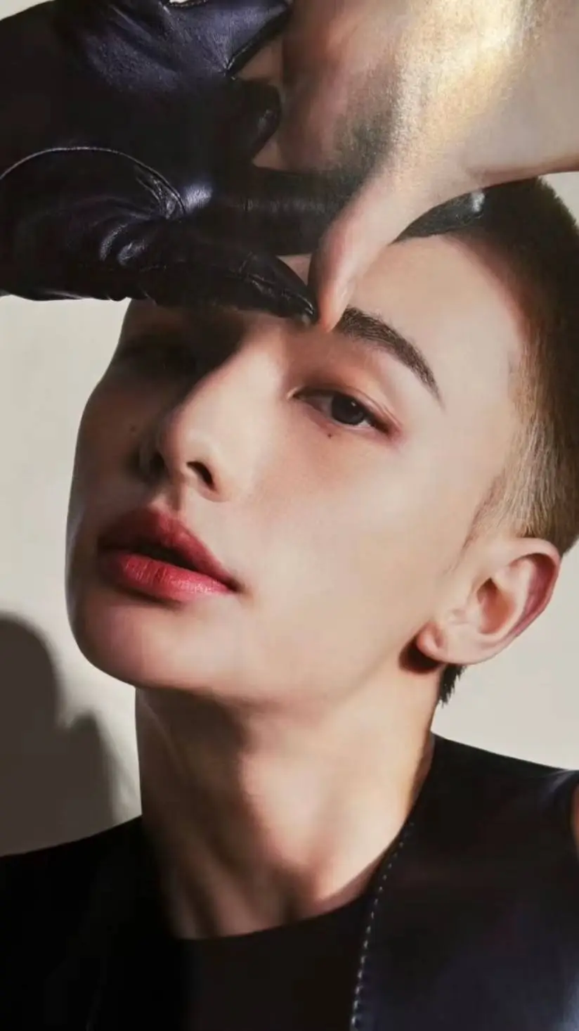 ai character: Hwang hyunjin background