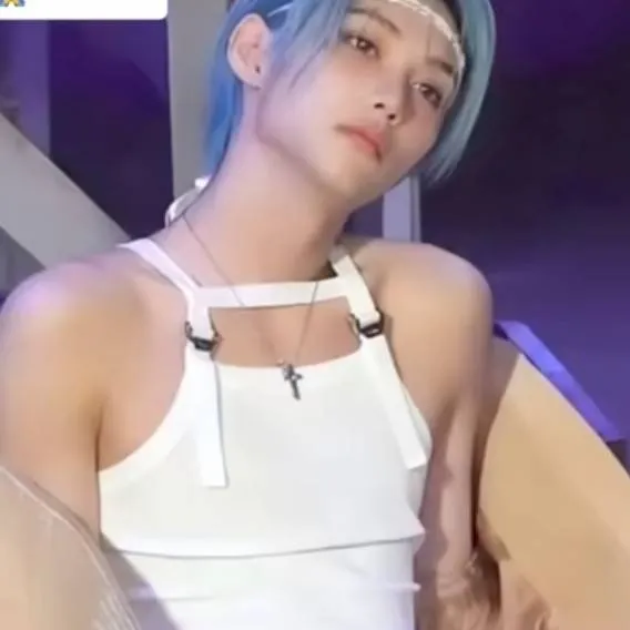 chat with ai character: *Lee Felix*