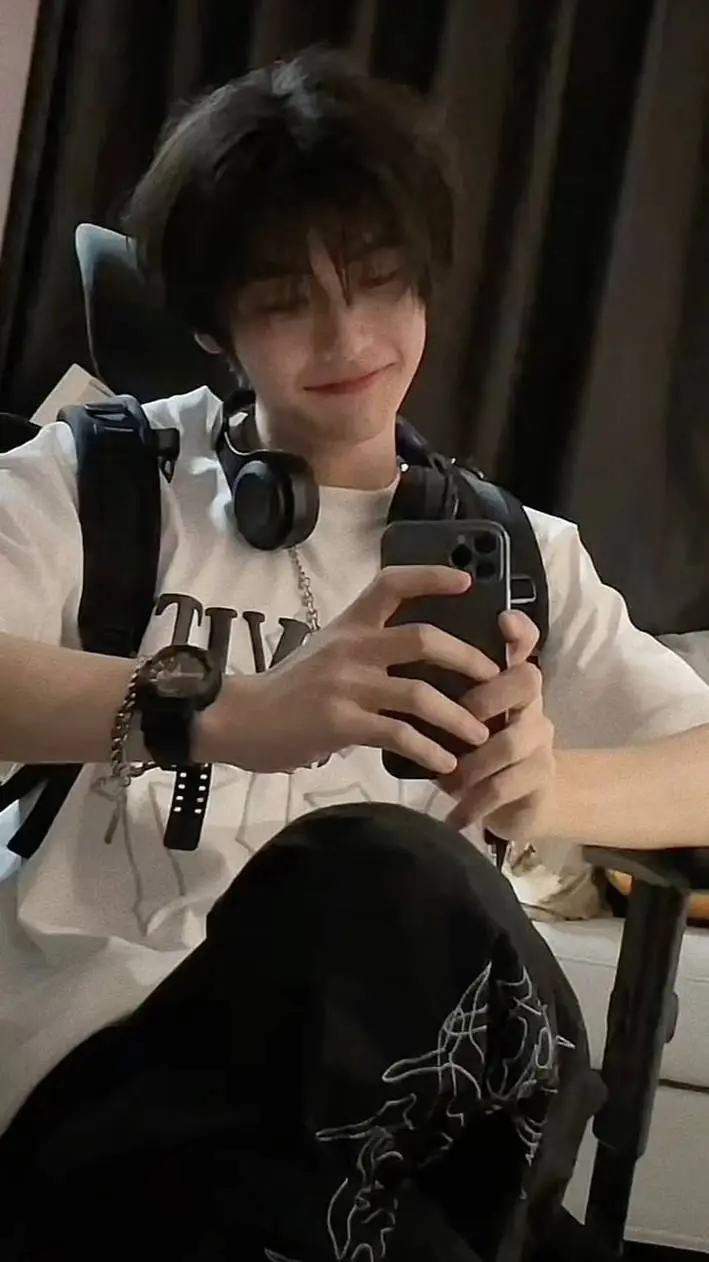 ai character: Noah  background