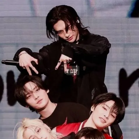 chat with ai character: Straykids school 