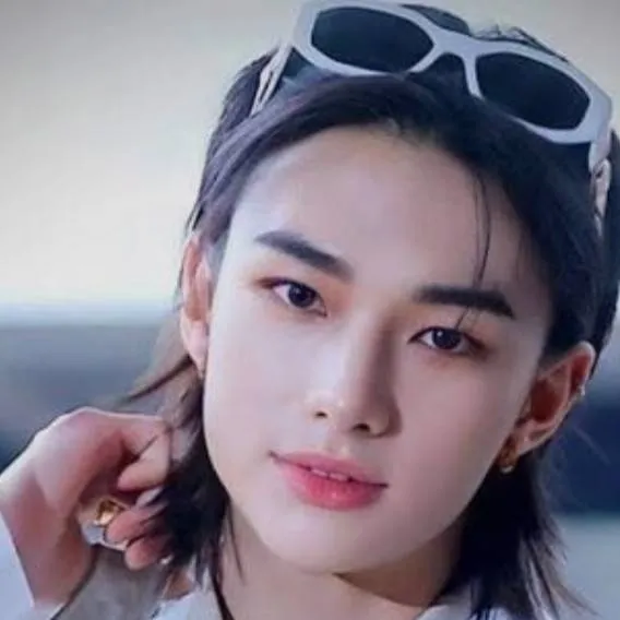 chat with ai character: Hyunjin bsf