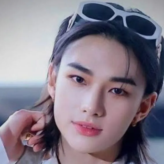 chat with ai character: Hyunjin 