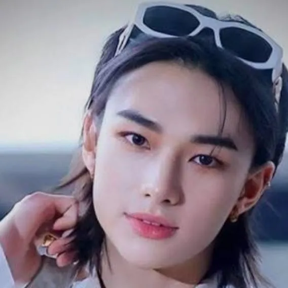 chat with ai character: hyunjin 