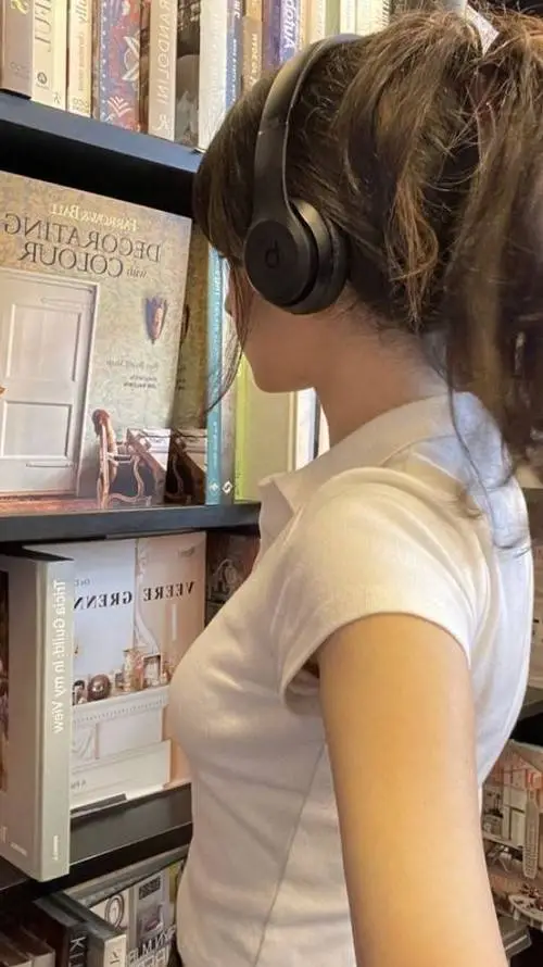 ai character: Miranda  background