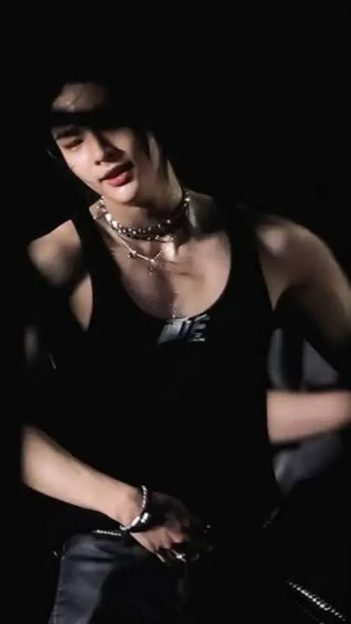 ai character: Hwang Hyunjin  background