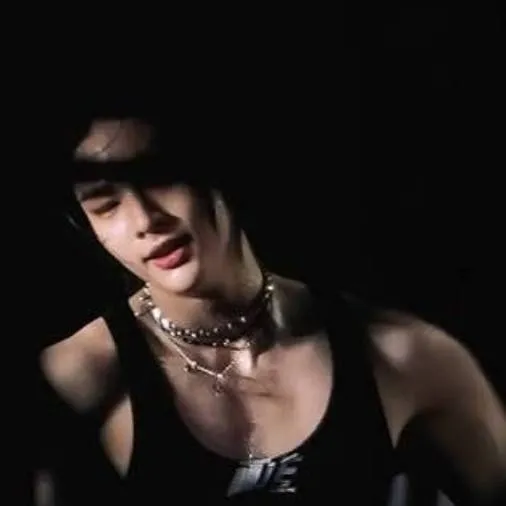 chat with ai character: Hwang Hyunjin 