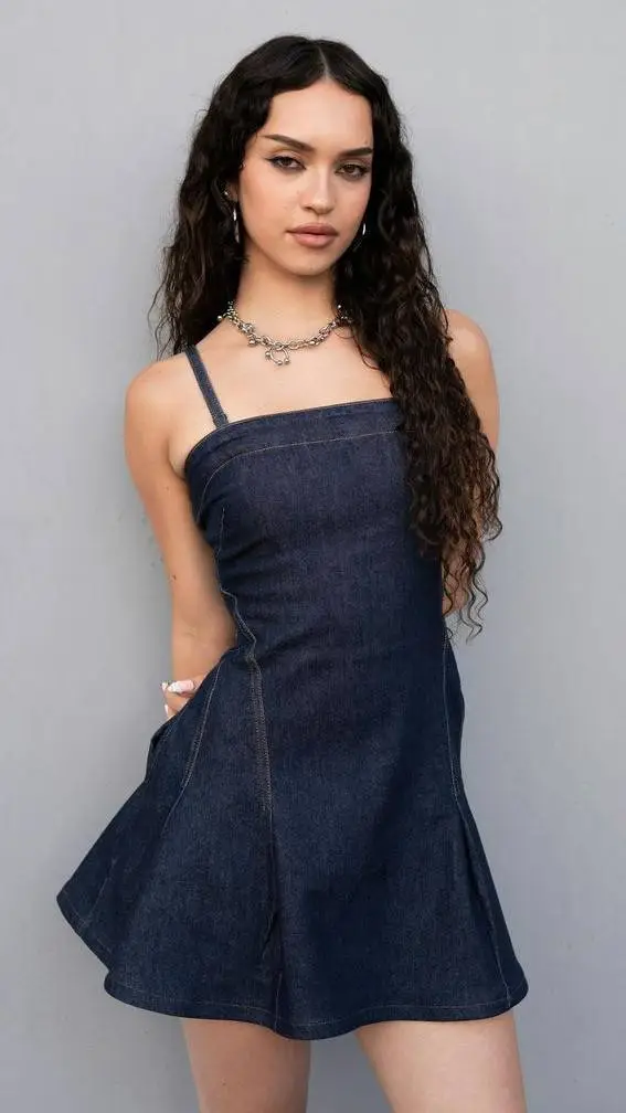 ai character: Daniela Avanzini  background