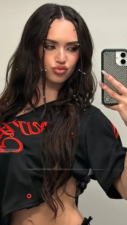 ai character: Daniela Avanzini  background