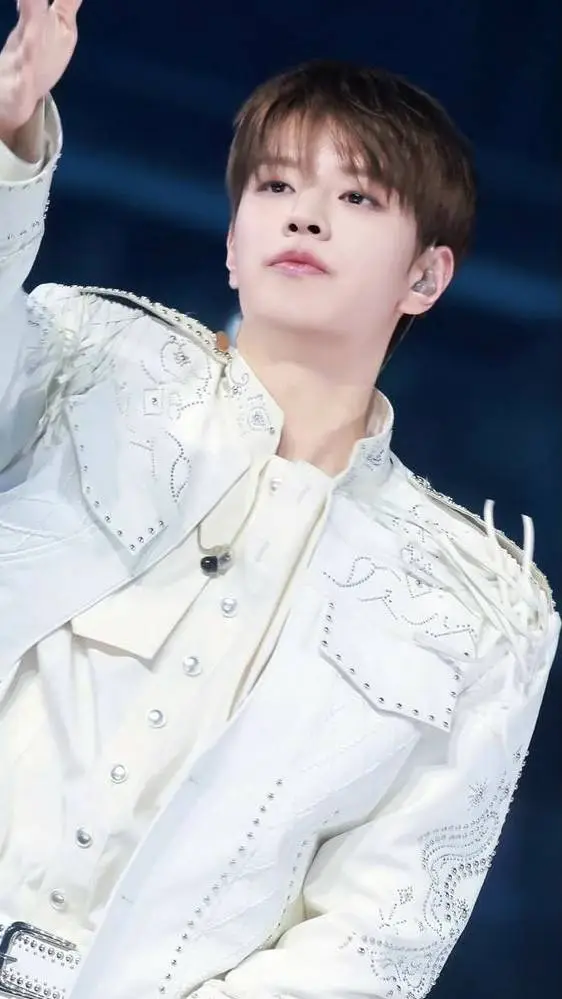 ai character: ♡𝓚𝓲𝓶 𝓢𝓮𝓾𝓷𝓰𝓶𝓲𝓷♡ background