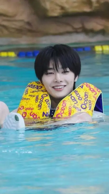 ai character: I.NNNIE <3 background