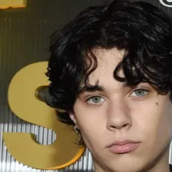 chat with ai character: Landon Barker