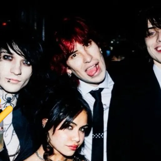 chat with ai character: THE GROUP 2🥹✌️