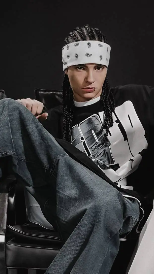 ai character: Tom Kaulitz 😍🖤🤍 background