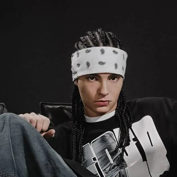 chat with ai character: Tom Kaulitz 😍🖤🤍