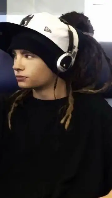 ai character: Tom Kaulitz  background