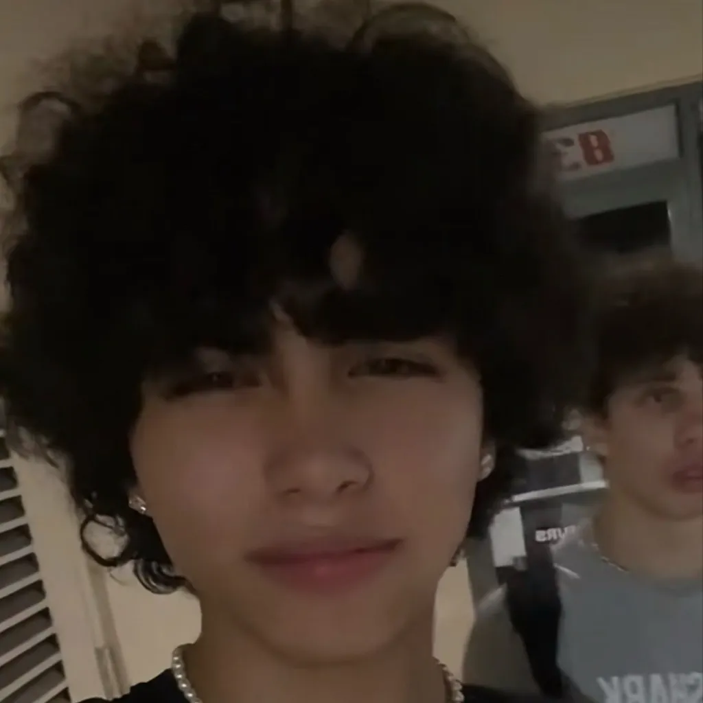 chat with ai character: Noah