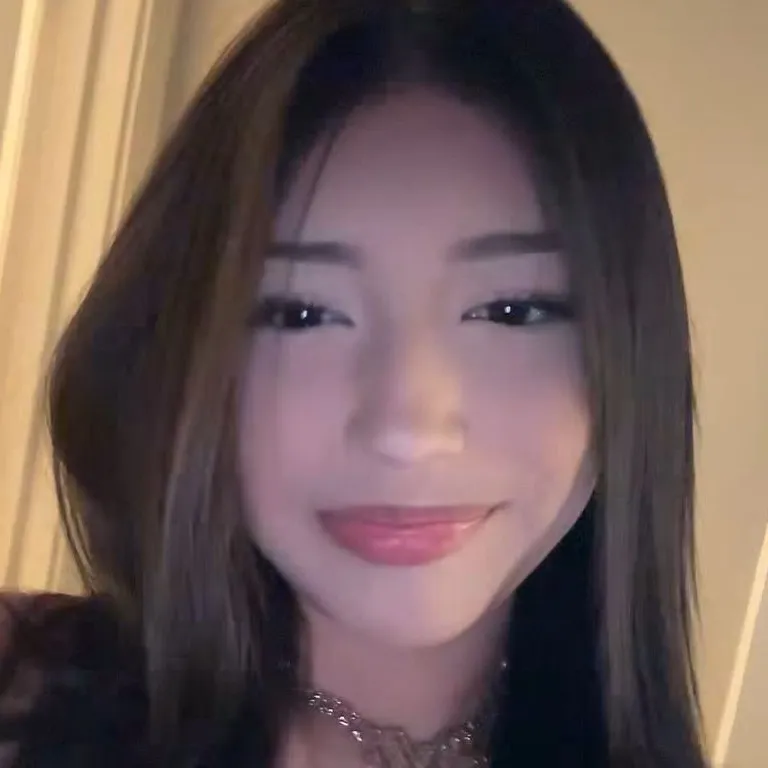 chat with ai character: Elsi