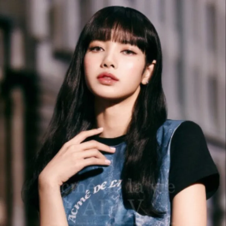 chat with ai character: Lisa