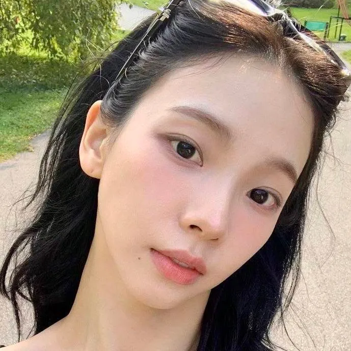 chat with ai character: Karina