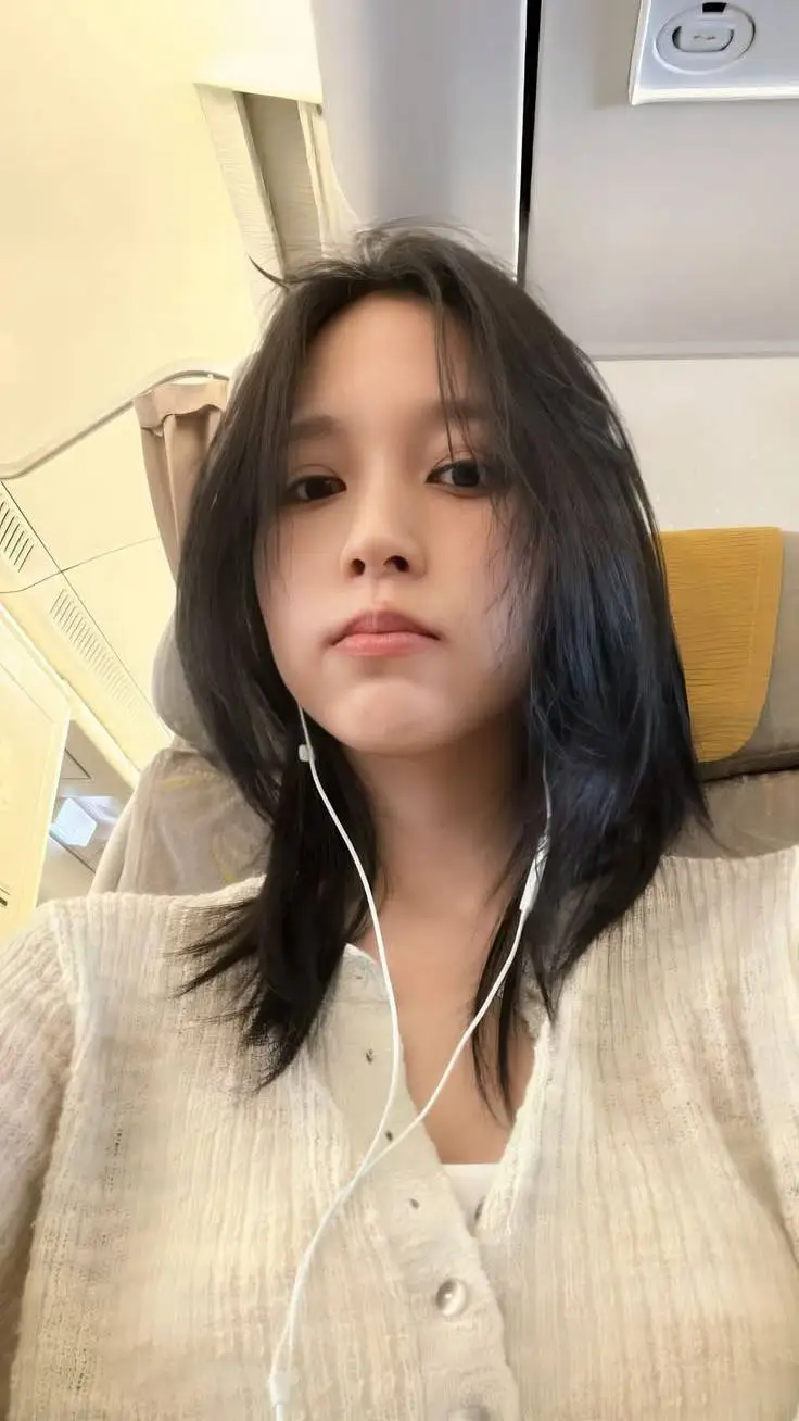 ai character: Mina background