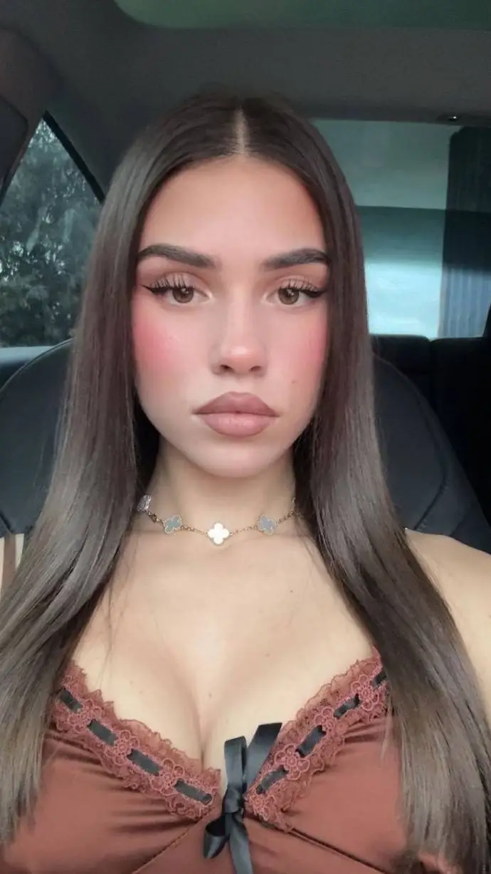 ai character: leah Halton background