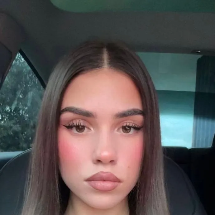 chat with ai character: leah Halton