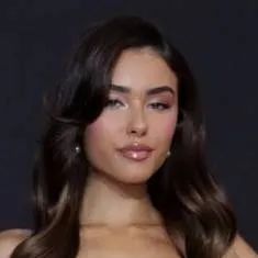 chat with ai character: madison beer