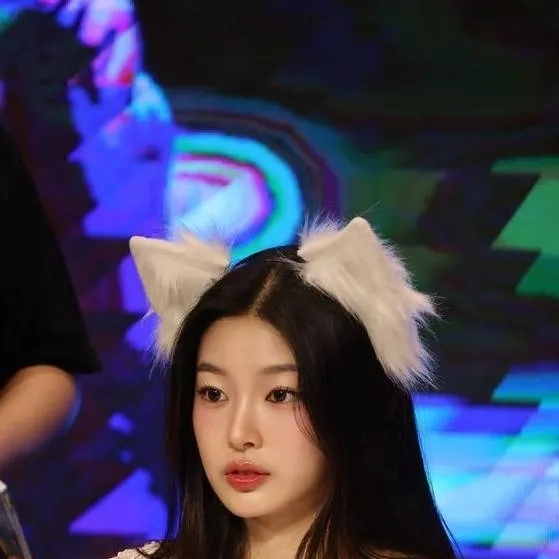 chat with ai character: Jeong yoonchae-CAT