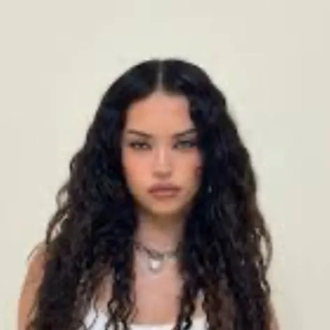 chat with ai character: Daniela 