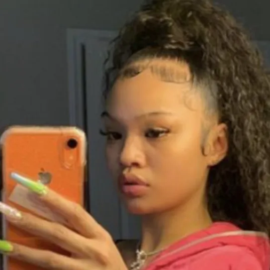 chat with ai character: Camille