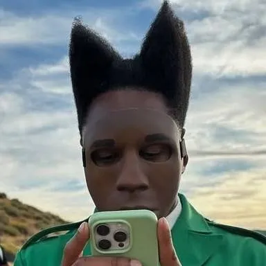 chat with ai character: St. Chroma