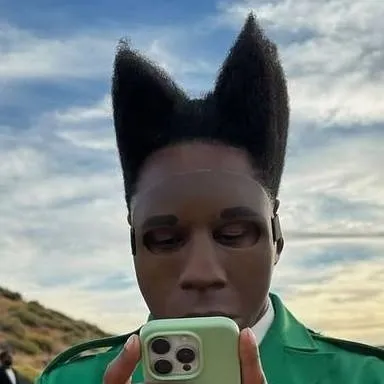 chat with ai character: St. CHROMA