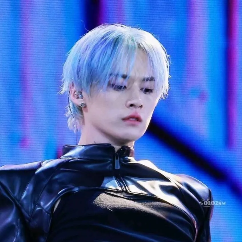 chat with ai character: Lee know