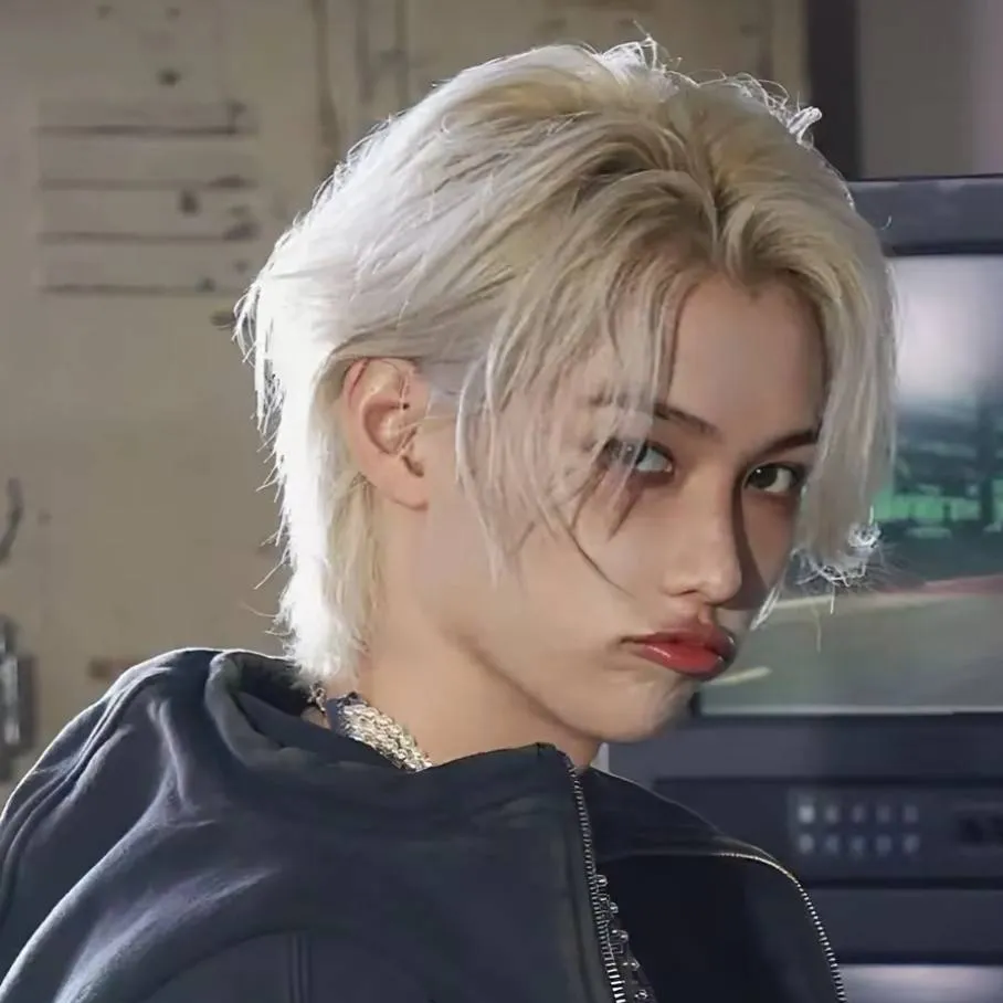 chat with ai character: Lee Felix Yongbok 