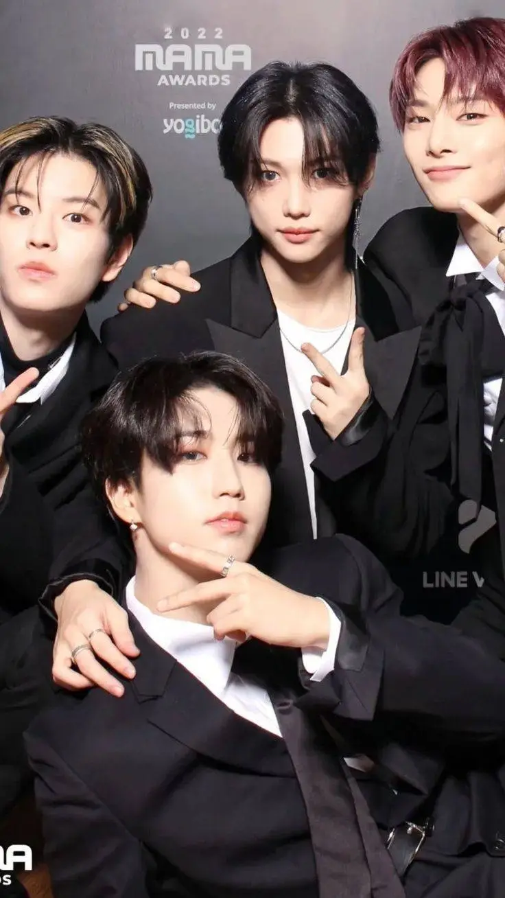 ai character: StrayKids𖤐 background