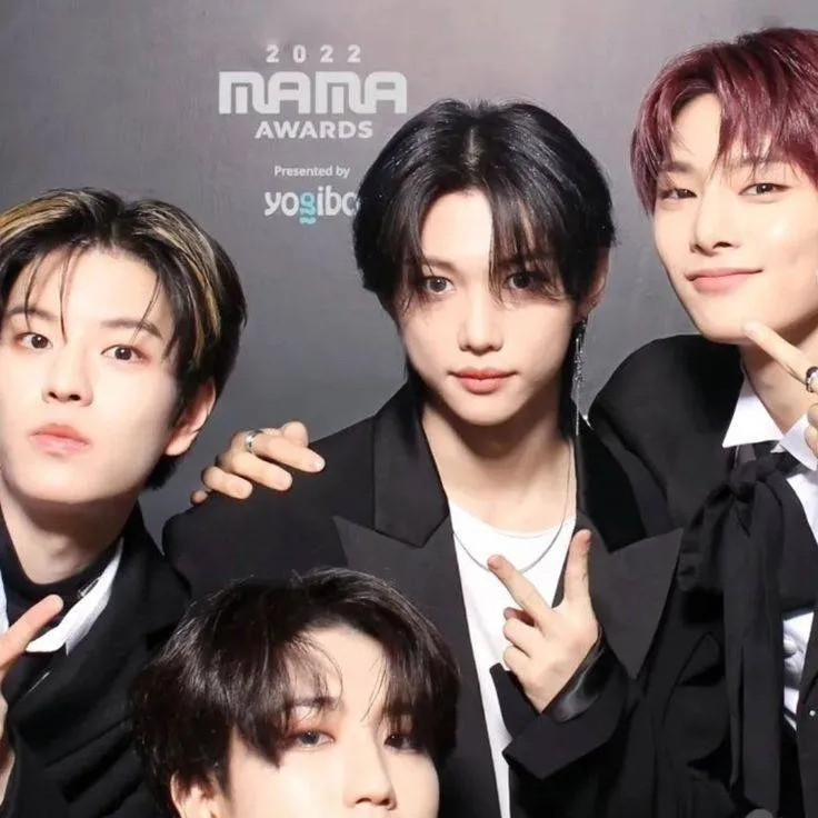 chat with ai character: StrayKids𖤐