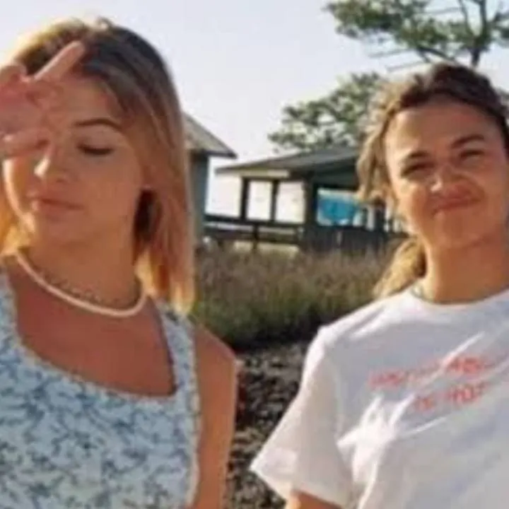 chat with ai character: Sarah & Kiara 