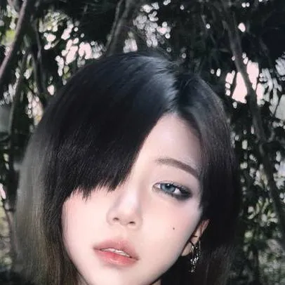 chat with ai character: 依唯