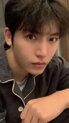 ai character: 小帅 background