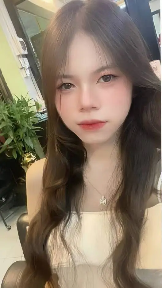 ai character: 泰丝 background