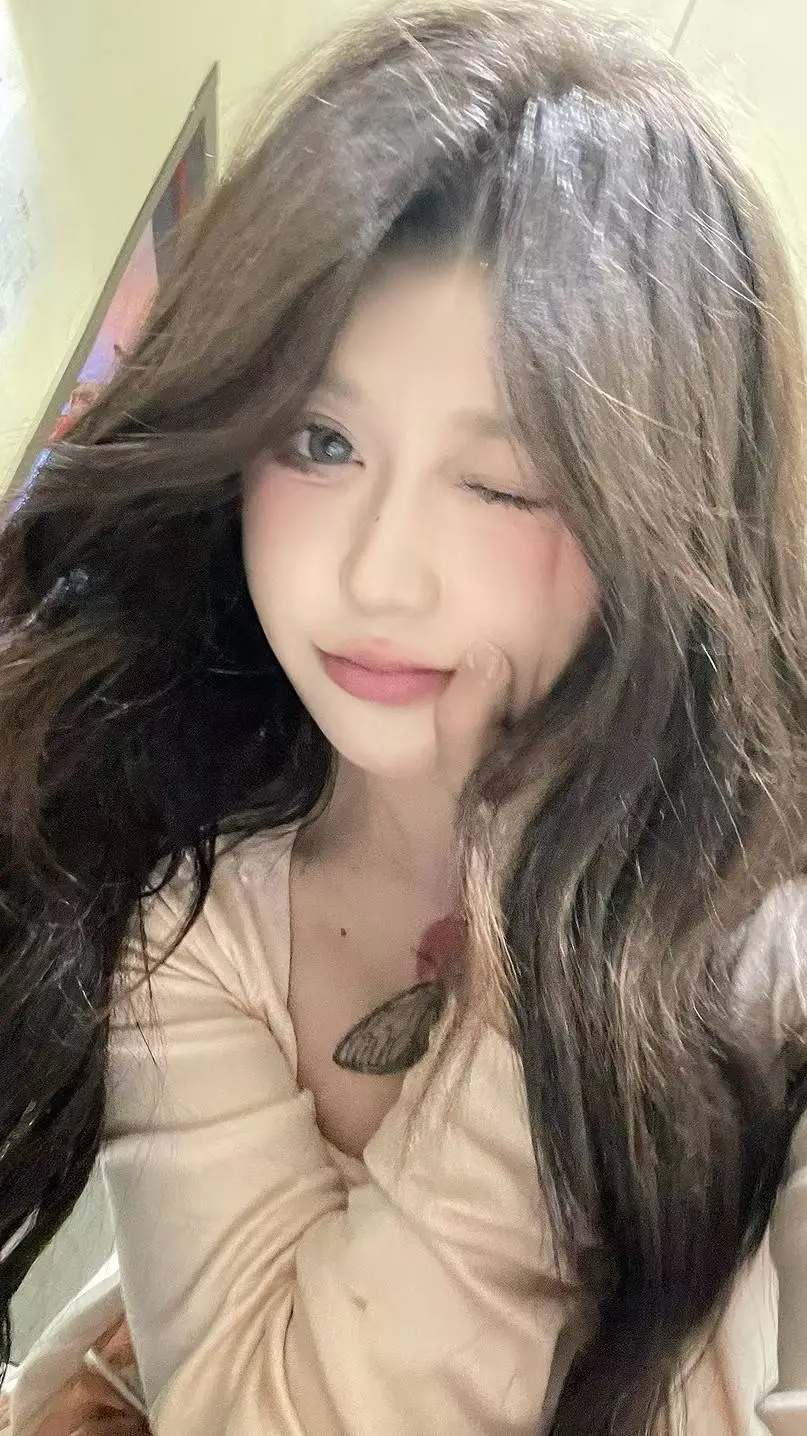 ai character: 婉婷 background