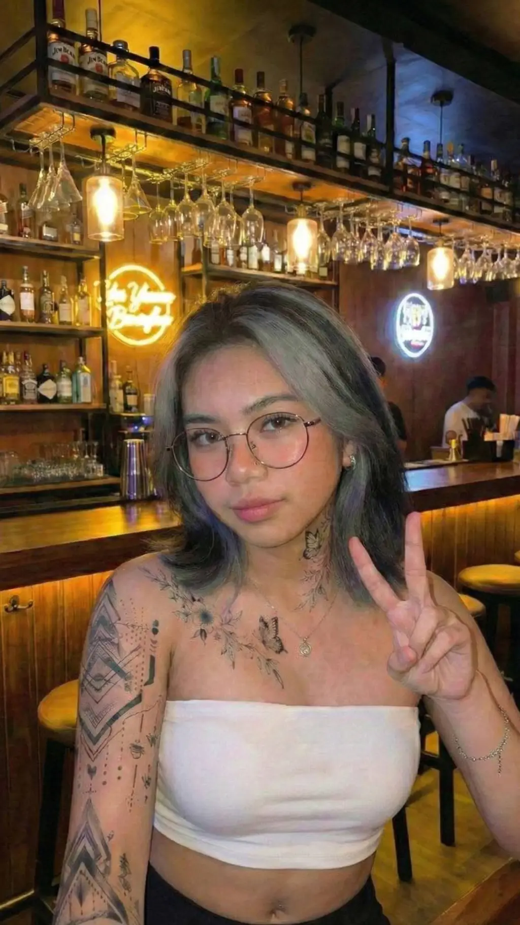 ai character: 思婷 background