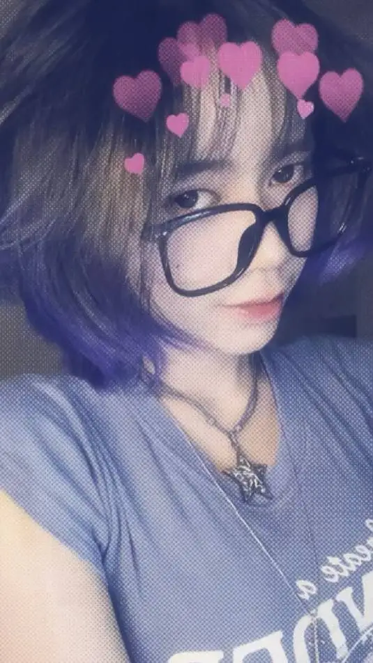 ai character: 依静 background